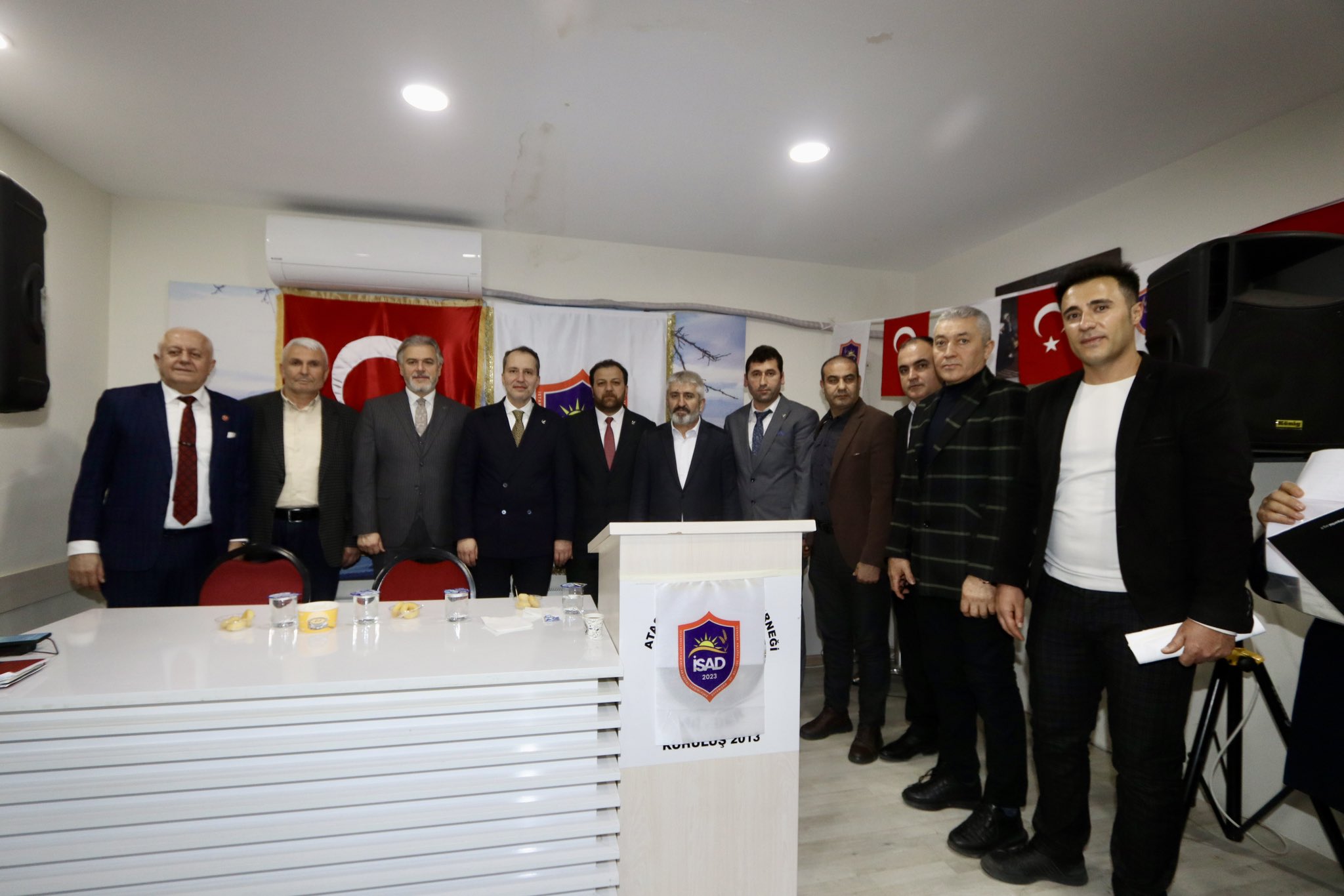 Dr. Fatih Erbakan, İstanbul Adıyamanlılar Derneği ev sahipliğinde Ataşehir'deki İl Dernek Başkanlarıyla buluştu.
