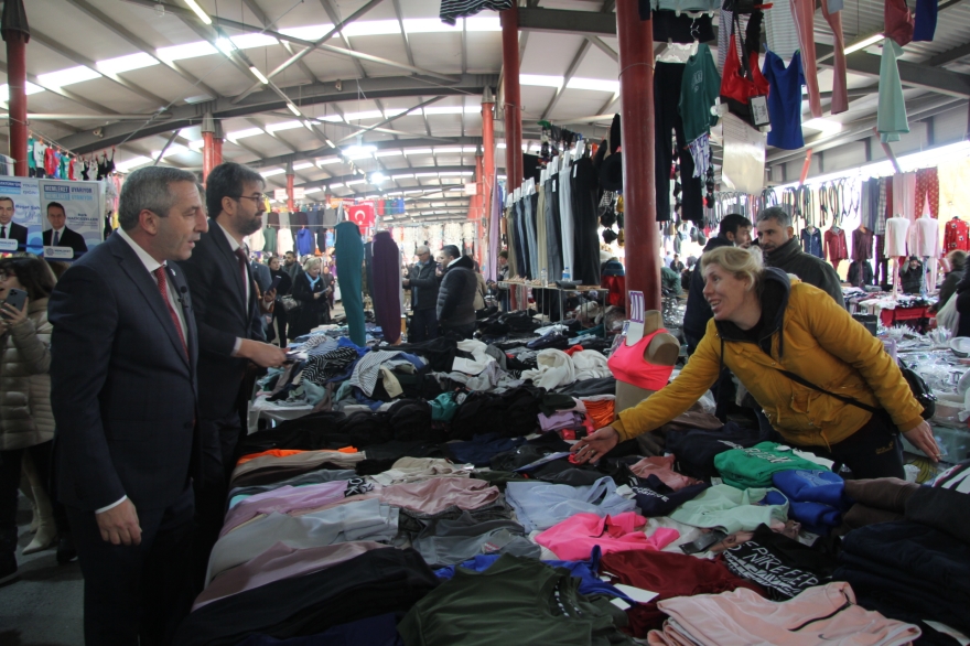 Reşat Şahin Öztürk, Ataşehir'e yönelik projelerini pazarcı esnafına anlattı
