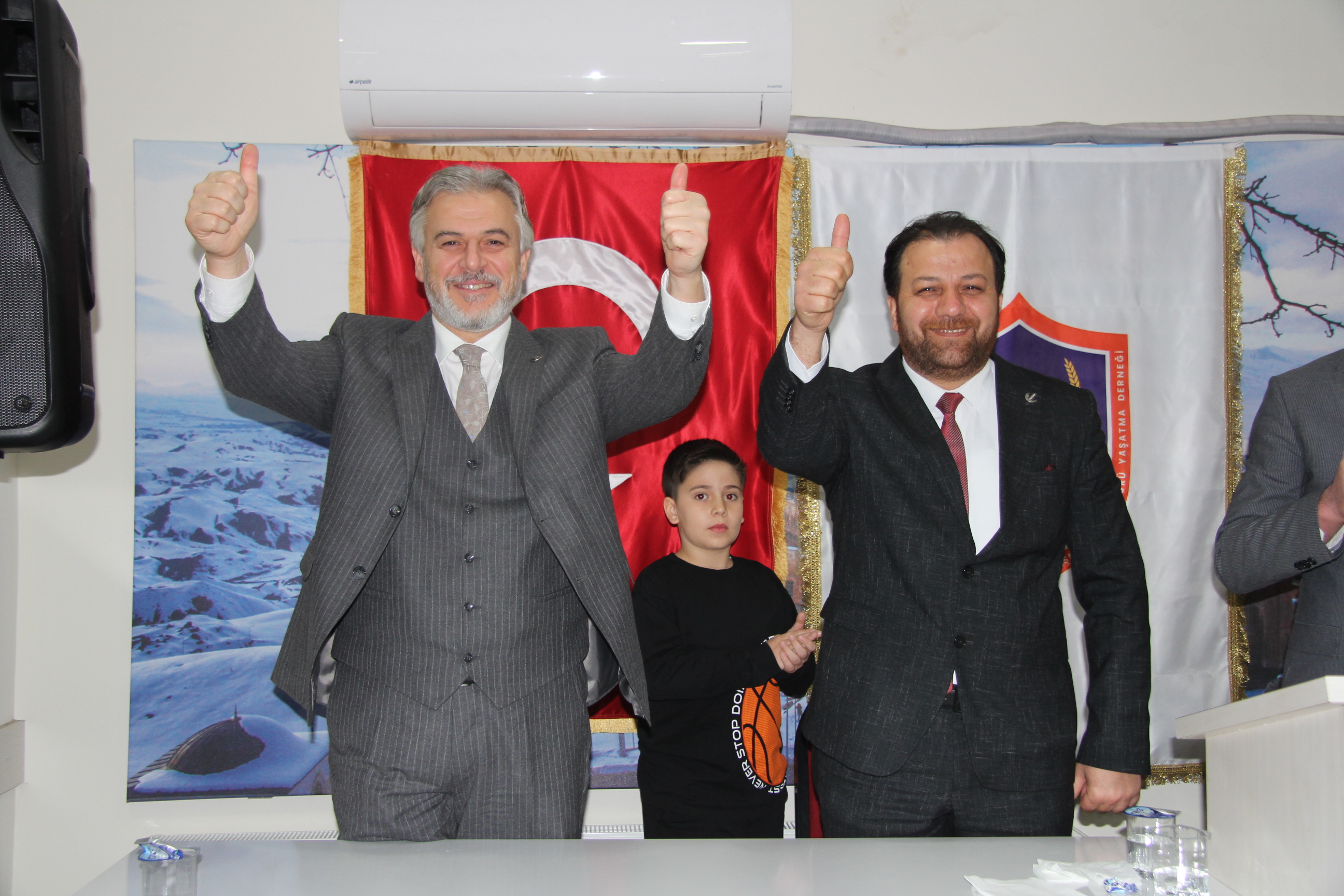 İBB Başkan Adayı Mehmet Altınöz ve Ataşehir Belediye Başkan Adayı Bülent Tüylü Milli Görüş İşareti yaptılar.