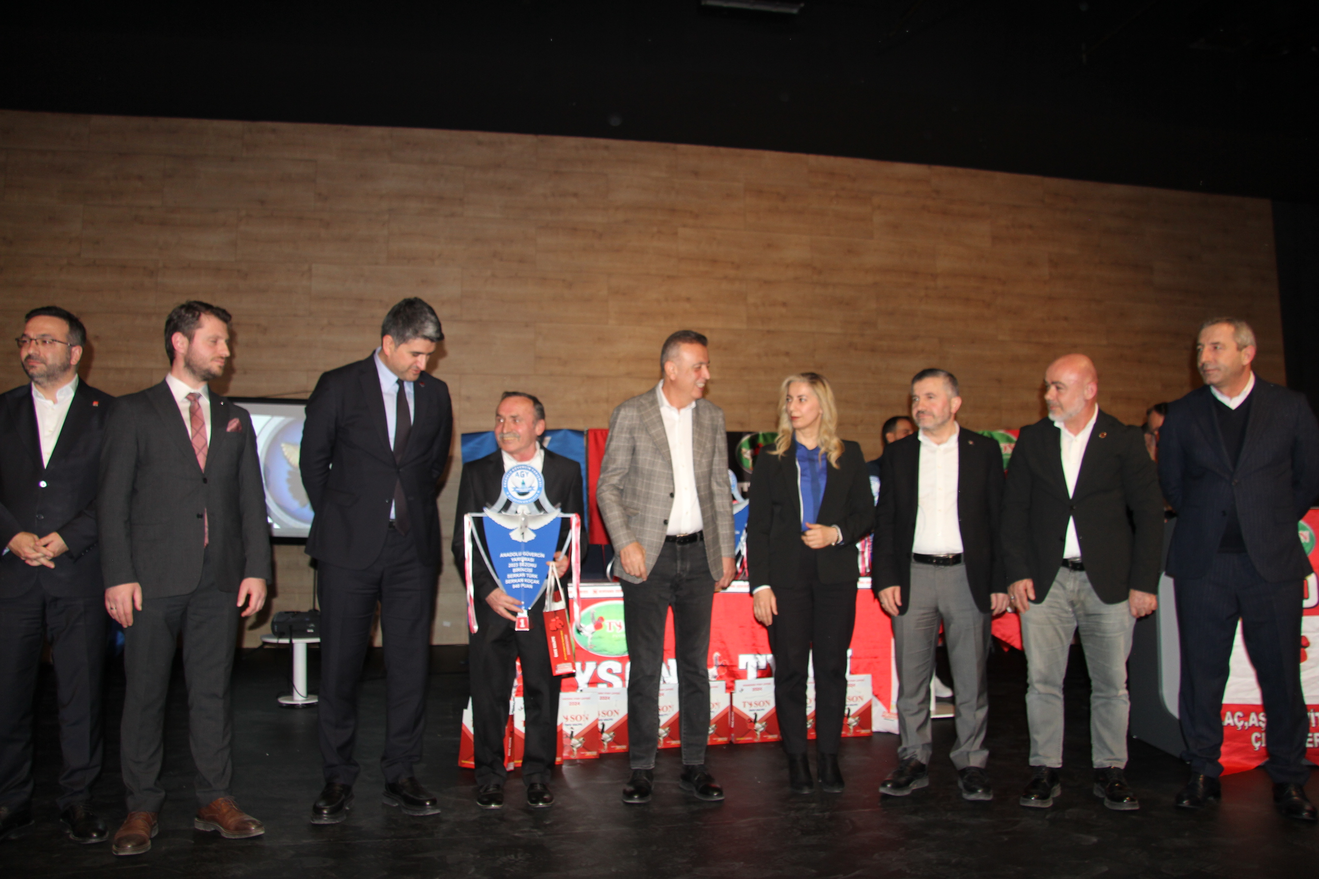 Belediye Başkan Adayları Yarışma'da Birinci olan Sami Türk'e ödülünü birlikte verdi.