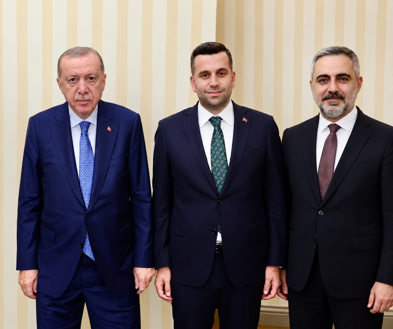 Üç Takım Elbiseli Adamın Portresi
