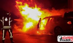 Ataşehir'de seyir halindeki lüks araç yandı