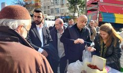 İYİ Parti Ataşehir Belediye Başkan Adayı Ali Coşkun, depremin yıldönümünde hayatını kaybedenler için lokma dağıttı