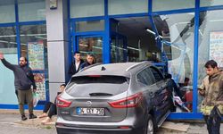 Ataşehir'de sürücüsünün hakimiyetini kaybettiği araç markete girdi