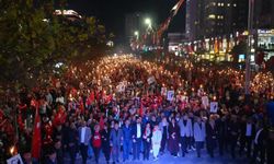 ATAŞEHİR KIRMIZI BEYAZ'A BÜRÜNDÜ: ON BİNLER CUMHURİYET İÇİN YÜRÜDÜ