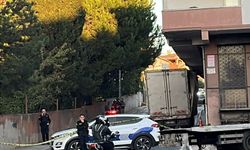 Ataşehir’de kamyon binaya sürttü: Bina tahliye edildi