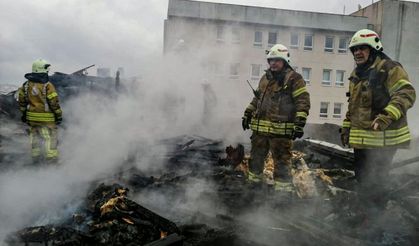 Barbaros Mahallesi'nde 3 Katlı Binanın Çatısında Yangın Çıktı
