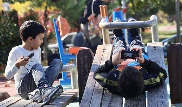 İki kardeş kentin çocukları şehirlerini fotoğrafladılar