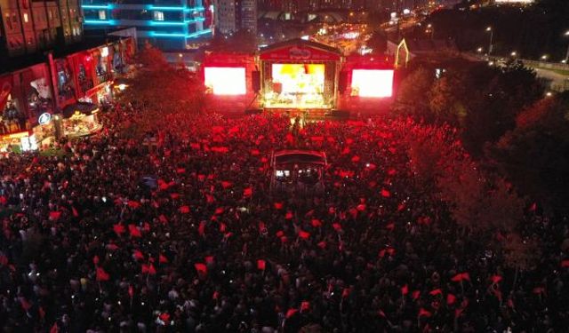 Ataşehir'de Cumhuriyet Bayramı Fener Alayı ve Sertap Erener Konseriyle Sona Erdi