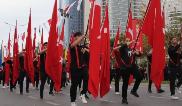Cumhuriyetin 100.Yılı Çoşkusu Ataşehir'de Sürüyor