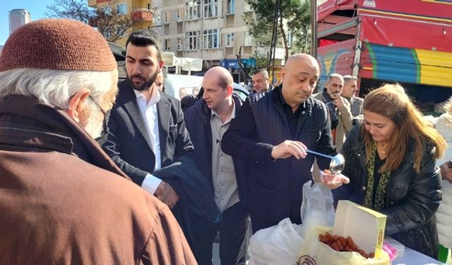İYİ Parti Ataşehir Belediye Başkan Adayı Ali Coşkun, depremin yıldönümünde hayatını kaybedenler için lokma dağıttı