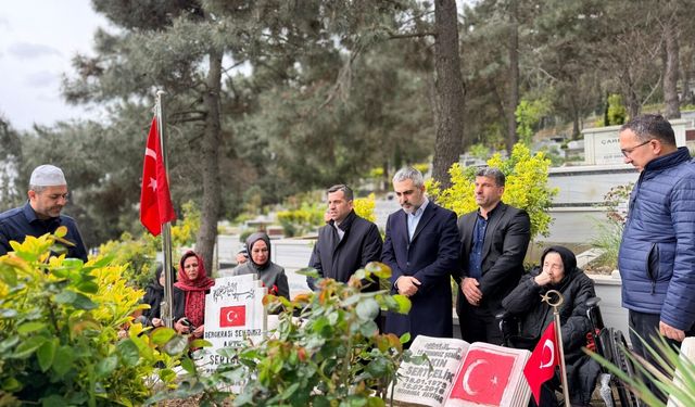 AK PARTİ ATAŞEHİR, 15 TEMMUZ ŞEHİTLERİNİ KABRİ BAŞINDA DUALARLA ANDI