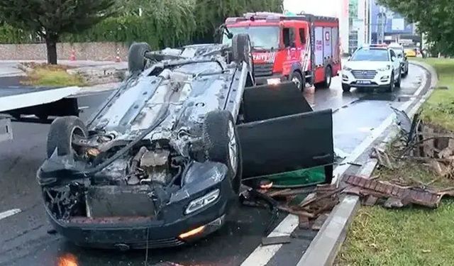 Ataşehir'de araç takla attı:  2 kişi yaralandı