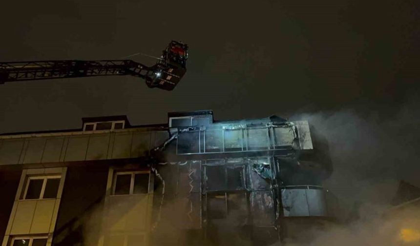 Ataşehir'de 4 katlı binada yangın meydana geldi