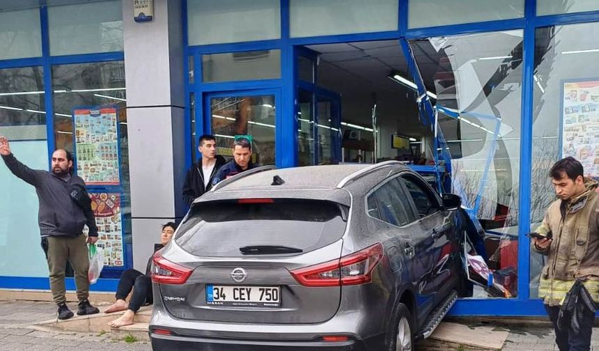 Ataşehir'de sürücüsünün hakimiyetini kaybettiği araç markete girdi
