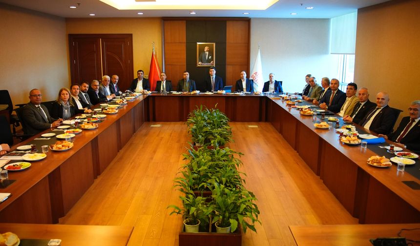 Ataşehir'de yeni dönemin ilk muhtarlar toplantısı Onursal Adıgüzel'in başkanlığında gerçekleşti