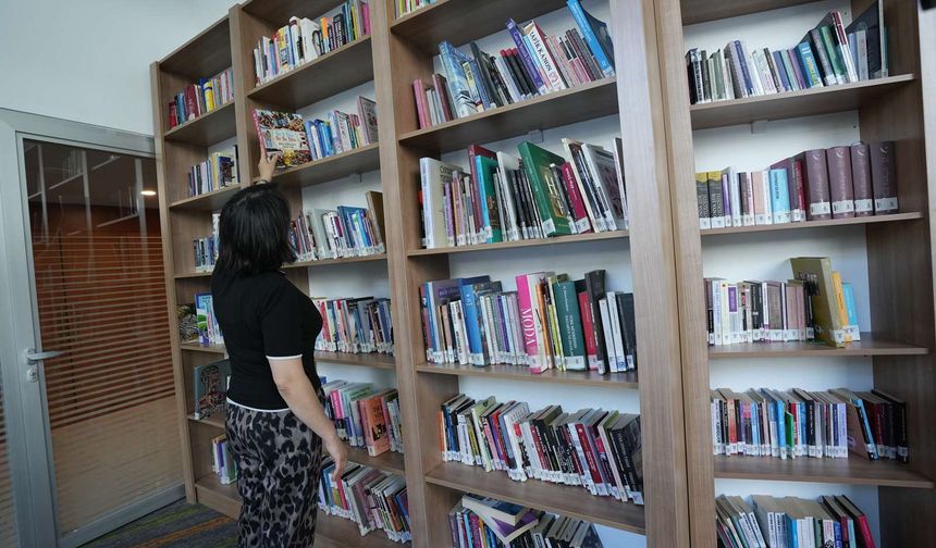 Başkan Adıgüzel, kültür merkezindeki makam odasını kütüphaneye çevirtti