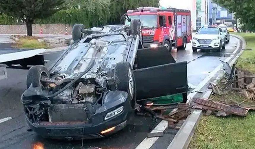 Ataşehir'de araç takla attı:  2 kişi yaralandı