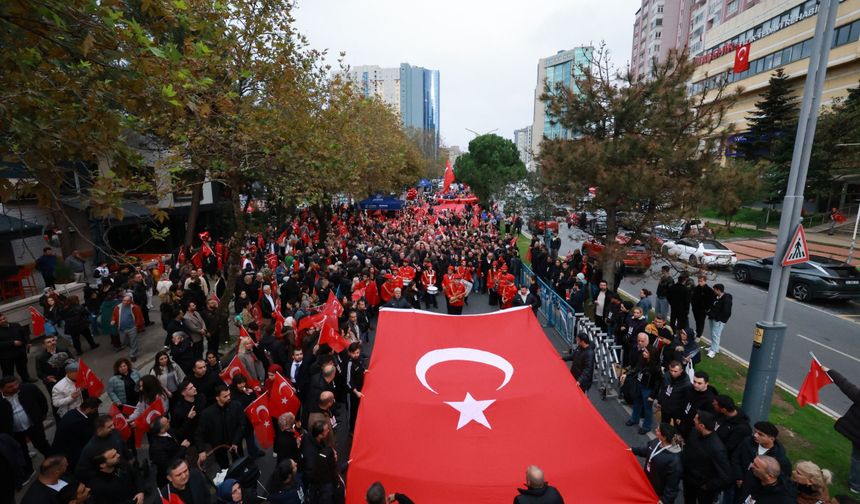 Ataşehir’de Cumhuriyet coşkusu fener alayıyla taçlandı