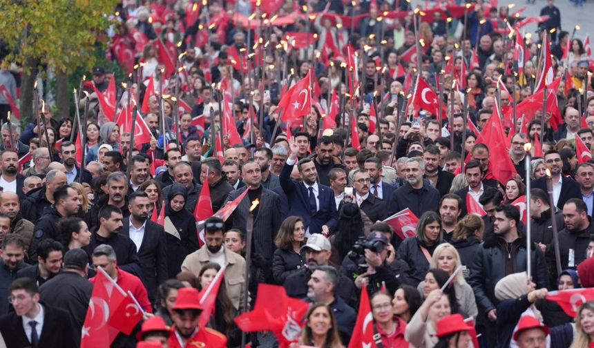 Ataşehir’de Cumhuriyet coşkusu fener alayıyla taçlandı