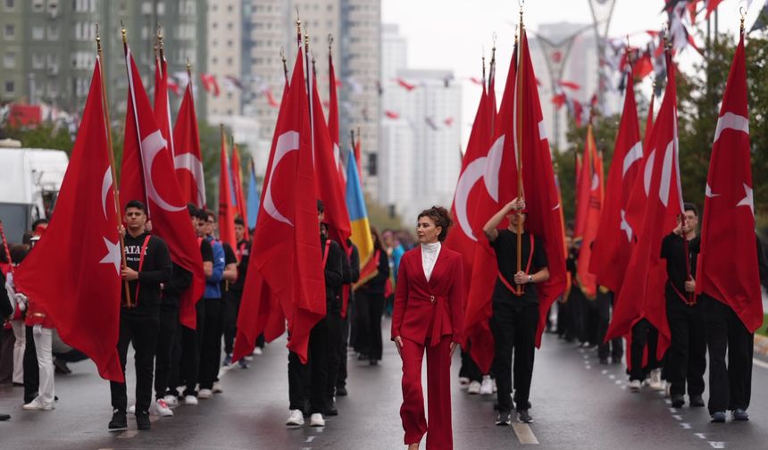 Ataşehir’de Cumhuriyet’in 103. Yılına Coşkulu Geçit Töreni Gerçekleşti
