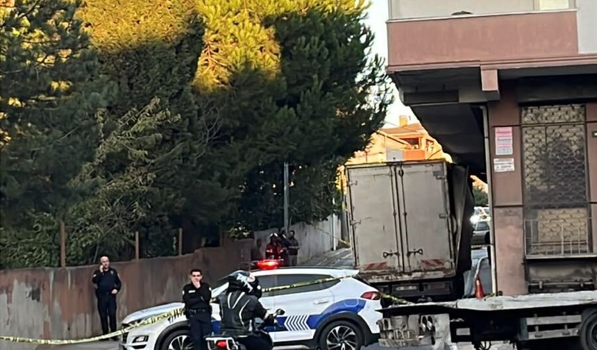 Ataşehir’de kamyon binaya sürttü: Bina tahliye edildi