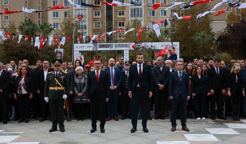 Ataşehir’de Cumhuriyet Bayramı kutlamaları çelenk sunma töreniyle başladı